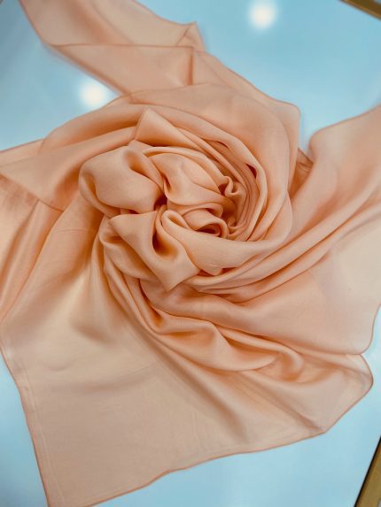 Grand foulard de soie, en format carré à mettre sur la tête ou autour du cou.