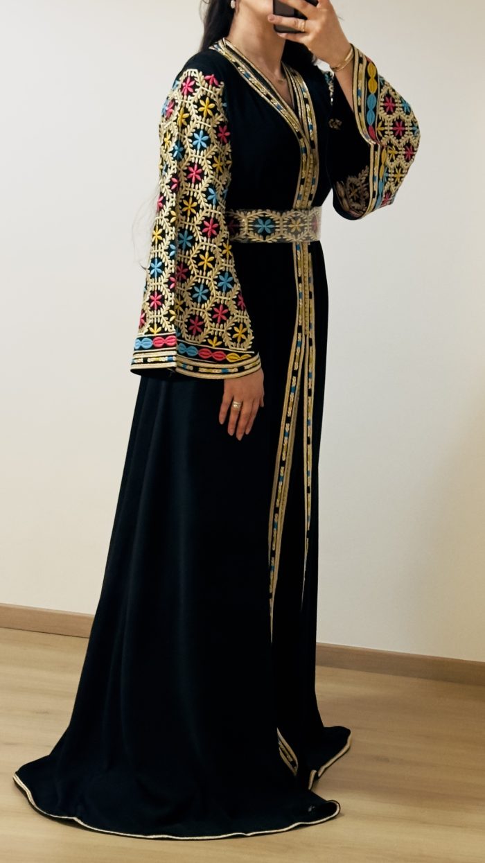 Caftans, takchita, saphir caftan, diamantine lyon, diamantine France, diamantine, caftan avec broderies, caftan perlé, caftan marocain avec ceinture