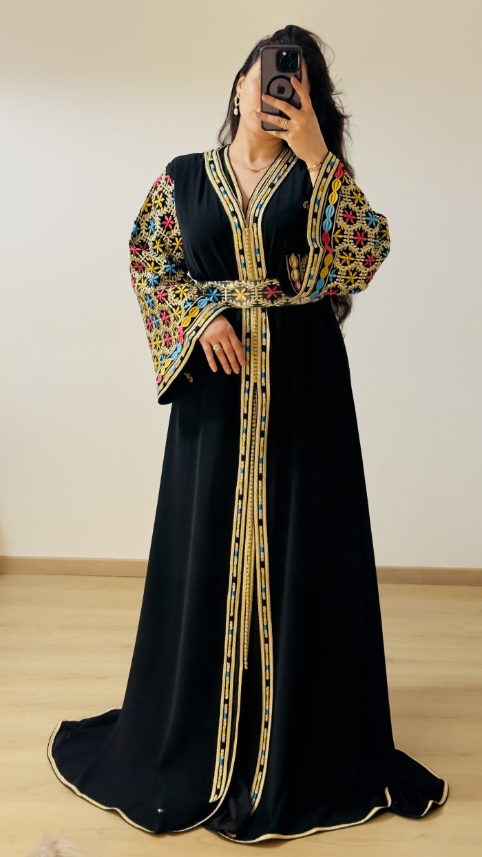 Caftans, takchita, saphir caftan, diamantine lyon, diamantine France, diamantine, caftan avec broderies, caftan perlé, caftan marocain avec ceinture