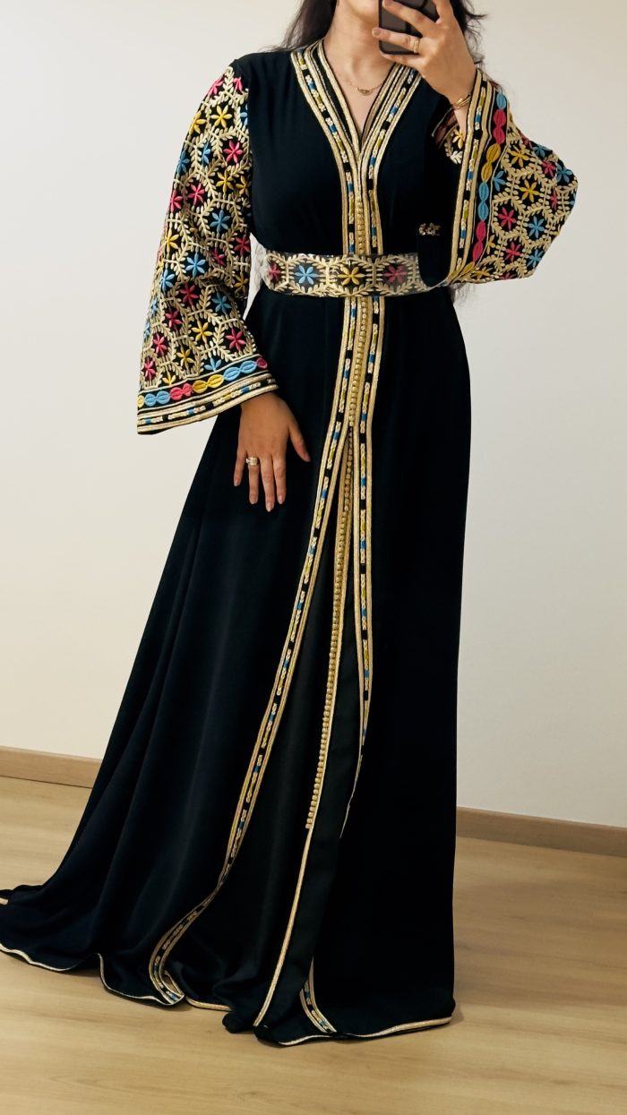 Caftans, takchita, saphir caftan, diamantine lyon, diamantine France, diamantine, caftan avec broderies, caftan perlé, caftan marocain avec ceinture