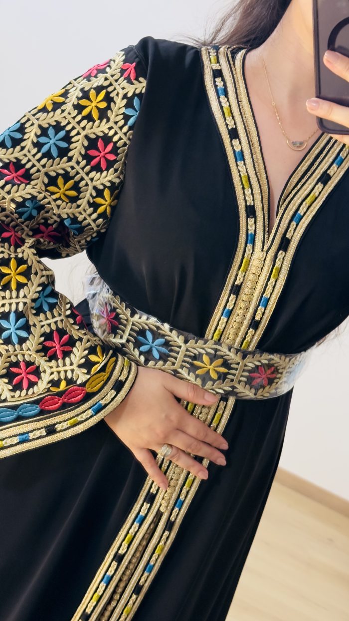 Caftans, takchita, saphir caftan, diamantine lyon, diamantine France, diamantine, caftan avec broderies, caftan perlé, caftan marocain avec ceinture