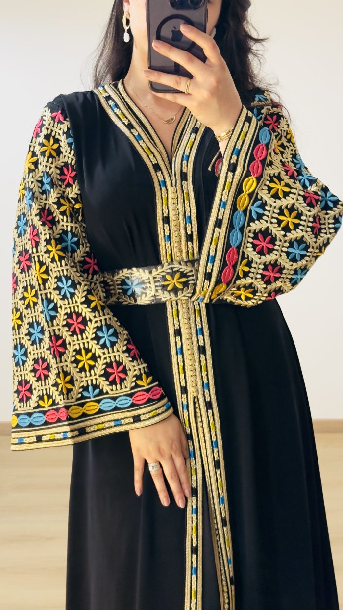 Caftans, takchita, saphir caftan, diamantine lyon, diamantine France, diamantine, caftan avec broderies, caftan perlé, caftan marocain avec ceinture