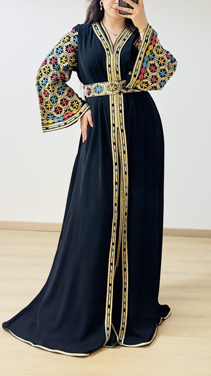 Caftans, takchita, saphir caftan, diamantine lyon, diamantine France, diamantine, caftan avec broderies, caftan perlé, caftan marocain avec ceinture