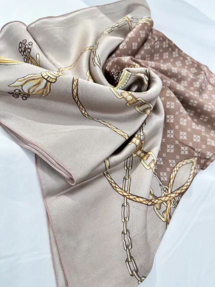 Elégant foulard en soie beige doré qui ajoute une touche de luxe. Commandez maintenant!