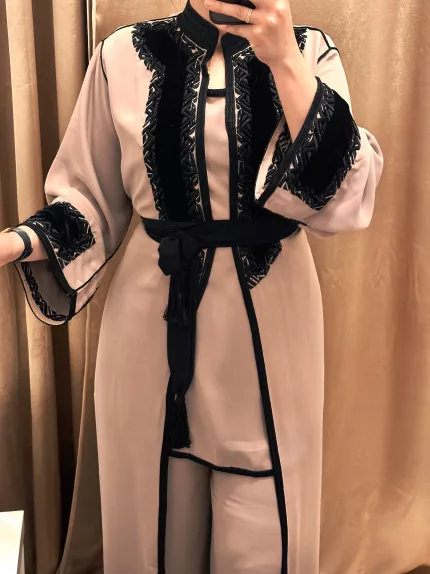 SAPHIR CAFTAN,jabador femme, veste femme, jabador femme, tunique diamantine, DIAMANTINE, DJELLABA femme , COMBINAISON FEMME, Gandoura femme,gandoura diamantine, diamantine, diamantine lyon, boutique diamantine lyon, TENUE femme BELDI, kmiss,kaftan, caftan, djellaba, beldi, ramadan, TUNIQUE FEMME, CAP FEMM