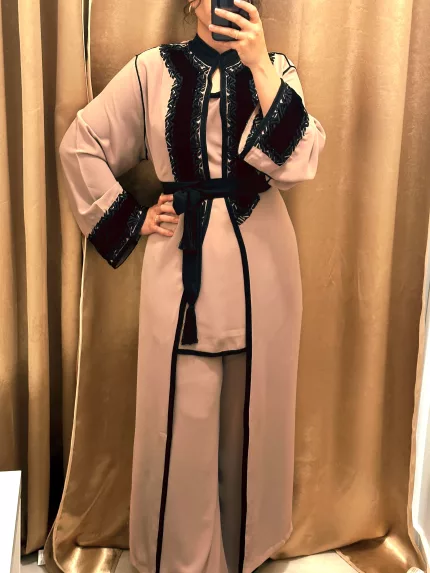 SAPHIR CAFTAN,jabador femme, veste femme, jabador femme, tunique diamantine, DIAMANTINE, DJELLABA femme , COMBINAISON FEMME, Gandoura femme,gandoura diamantine, diamantine, diamantine lyon, boutique diamantine lyon, TENUE femme BELDI, kmiss,kaftan, caftan, djellaba, beldi, ramadan, TUNIQUE FEMME, CAP FEMM