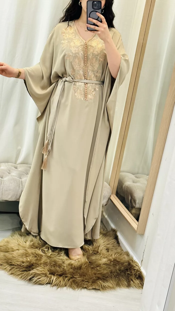 SAPHIR CAFTAN,jabador femme, GANDOURA FEMME, veste femme, jabador femme, tunique diamantine, DIAMANTINE, DJELLABA femme , COMBINAISON FEMME, Gandoura femme,gandoura diamantine, diamantine, diamantine lyon, boutique diamantine lyon, TENUE femme BELDI, kmiss,kaftan, caftan, djellaba, beldi, ramadan, TUNIQUE FEMME, CAP FEMM