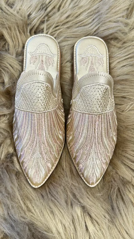 Cherbil Saphir en cuir Disponible en plusieurs couleurs Broderies en bronze et doré Nous vous recommandons une taille en plus de votre taille habituelle.