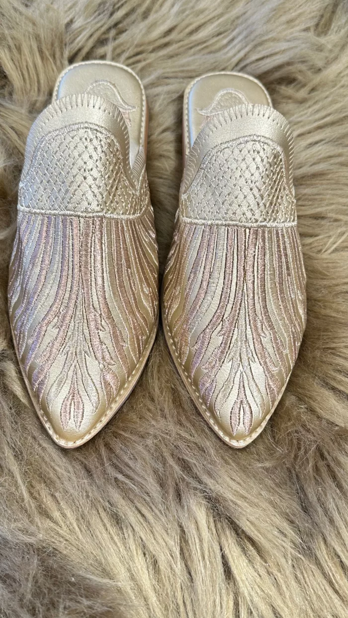 Cherbil Saphir en cuir Disponible en plusieurs couleurs Broderies en bronze et doré Nous vous recommandons une taille en plus de votre taille habituelle.