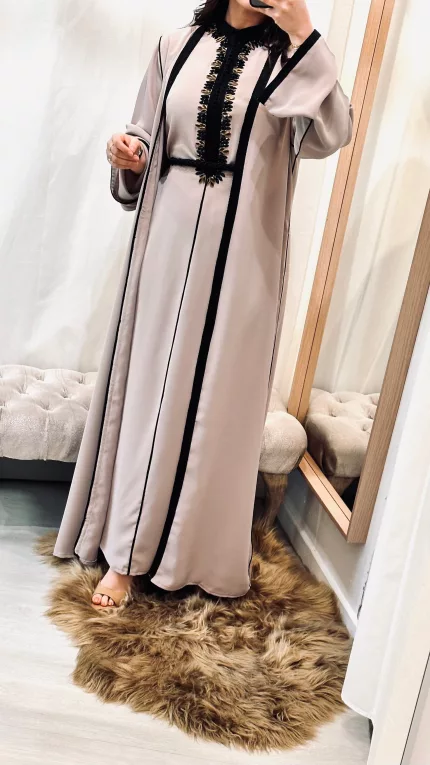 SAPHIR CAFTAN,jabador KAFTAN, CAFTAN, TAKCHITA, TEKCHITA, femme, veste femme, jabador femme, tunique diamantine, DIAMANTINE, DJELLABA femme , COMBINAISON FEMME, Gandoura femme,gandoura diamantine, diamantine, diamantine lyon, boutique diamantine lyon, TENUE femme BELDI, kmiss,kaftan, caftan, djellaba, beldi, ramadan, TUNIQUE FEMME, CAP FEMME, SAPHIR CAFTANE LYON