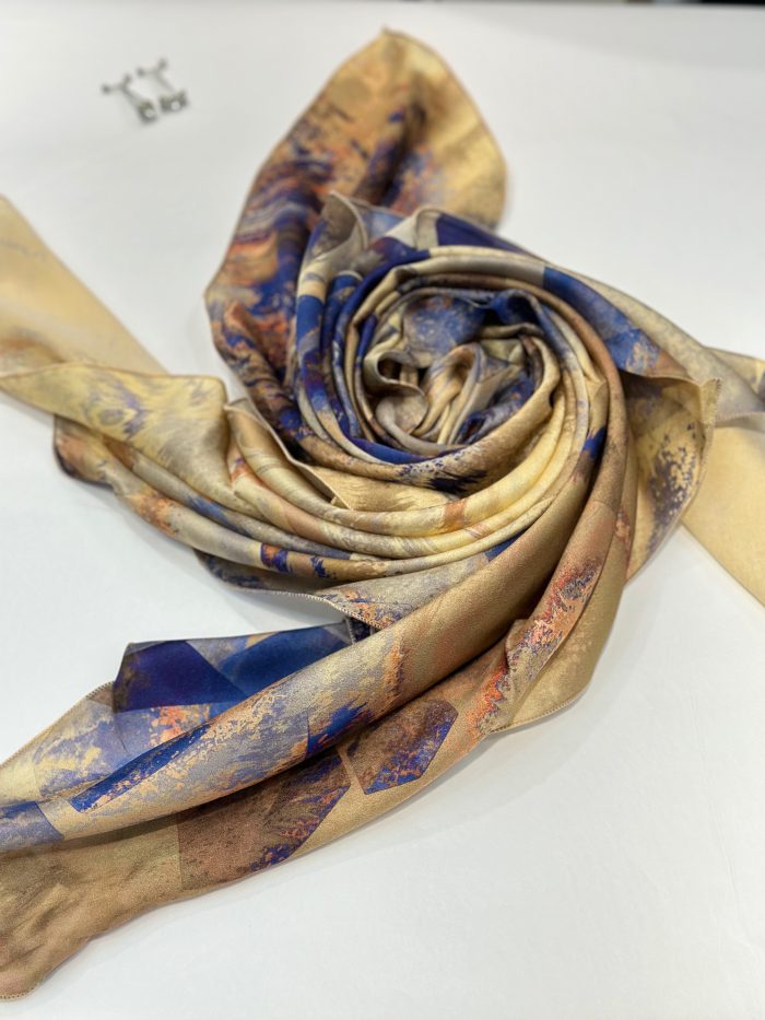 FOULARD 100% SOIE, saphir caftan, châle, châle fibre de soie, digispun,diamantine, hijab, diamantine france, châle uni, châle crêpe uni, châle soie uni, châle soie imprimé, châle crêpe imprimé, hijab, hijabi