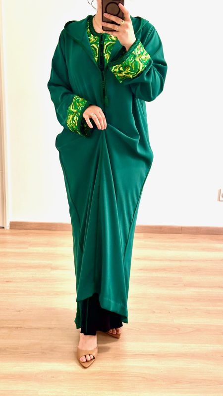 FEMME PORTE UNE DJELLABA EN DEUX PIECES EN COULEURS VERT DE LA MARQUE SAPHIR CAFTAN