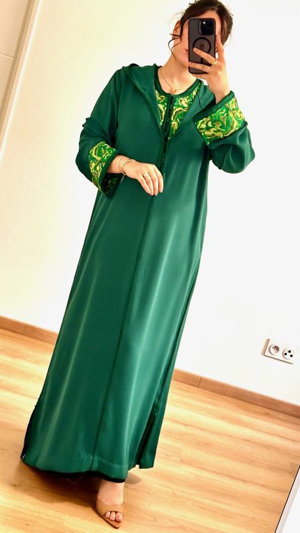 FEMME PORTE UNE DJELLABA kmiss zina EN DEUX PIECES EN COULEURS VERT DE LA MARQUE SAPHIR CAFTAN