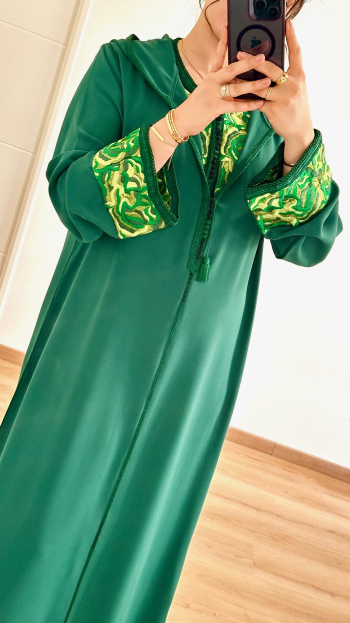 FEMME PORTE UNE DJELLABA EN DEUX PIECES EN COULEURS VERT DE LA MARQUE SAPHIR CAFTAN