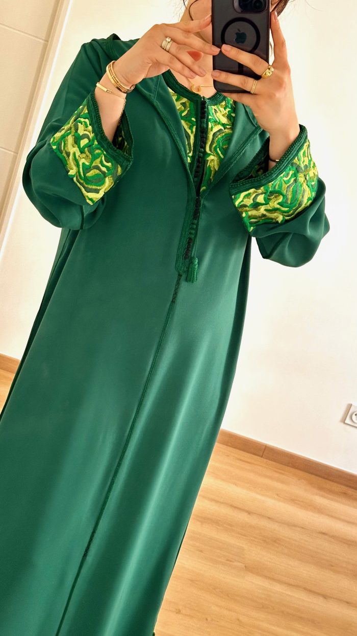 FEMME PORTE UNE DJELLABA EN DEUX PIECES EN COULEURS VERT DE LA MARQUE SAPHIR CAFTAN