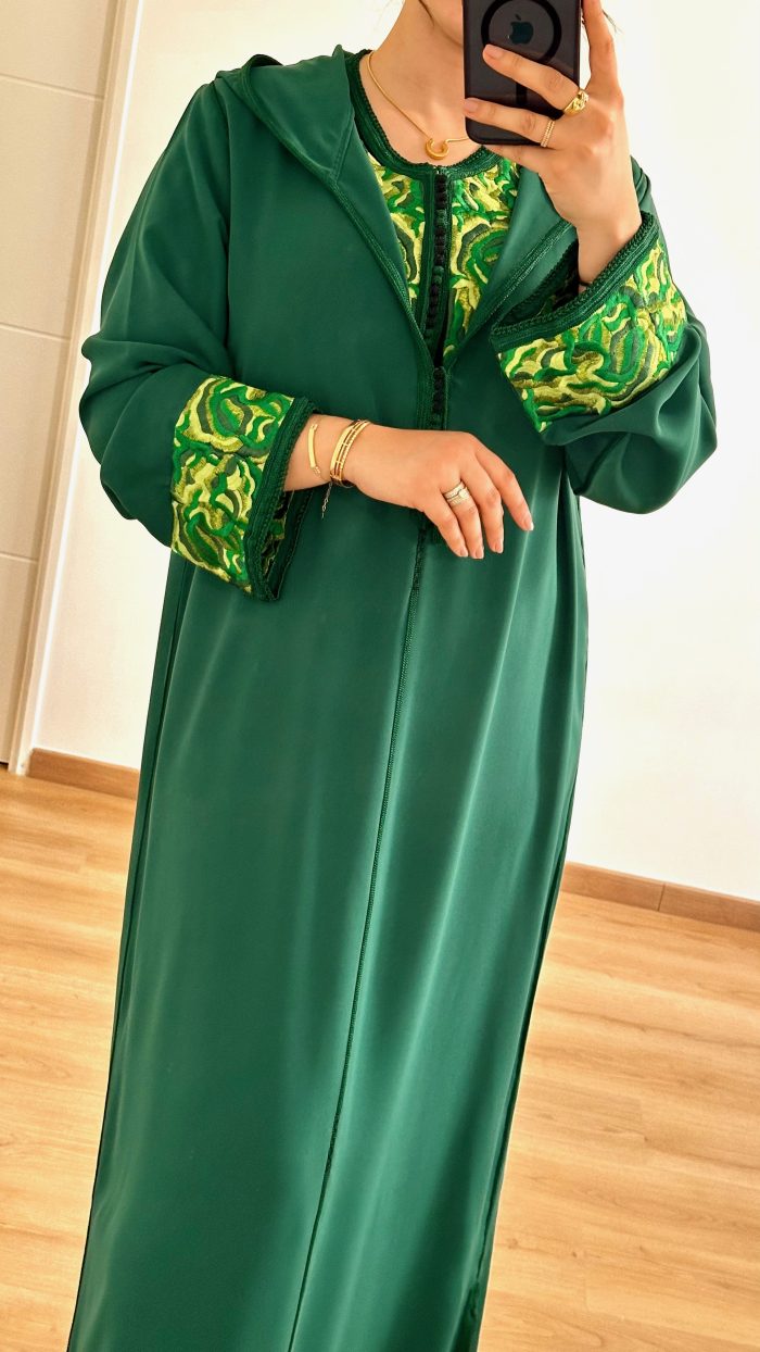 FEMME PORTE UNE DJELLABA EN DEUX PIECES EN COULEURS VERT DE LA MARQUE SAPHIR CAFTAN