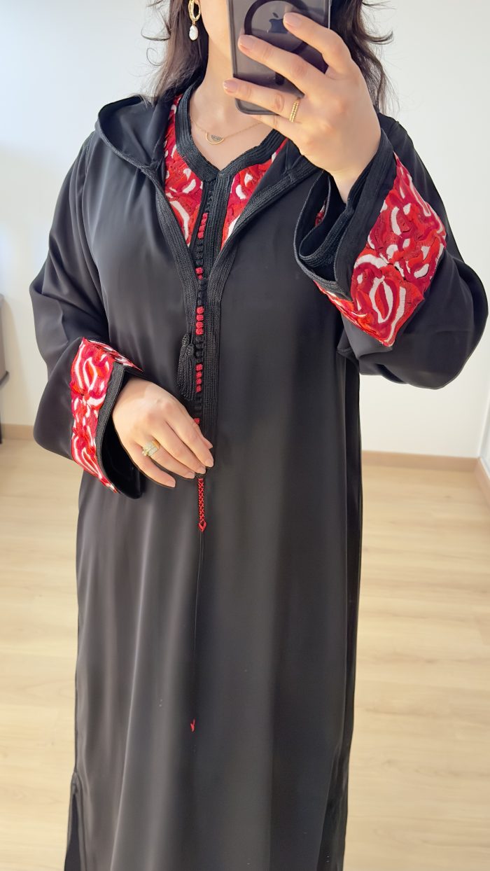 FEMME PORTE UNE DJELLABA EN DEUX PIECES EN COULEURS NOIR ET BRODERIES EN COULEURS ROUGE ET BEIGE DE LA MARQUE SAPHIR CAFTAN