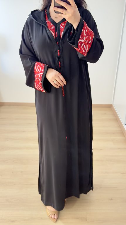 FEMME PORTE UNE DJELLABA EN DEUX PIECES EN COULEURS NOIR ET BRODERIES EN COULEURS ROUGE ET BEIGE DE LA MARQUE SAPHIR CAFTAN