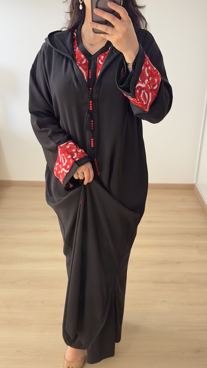 FEMME PORTE UNE DJELLABA EN DEUX PIECES EN COULEURS NOIR ET BRODERIES EN COULEURS ROUGE ET BEIGE DE LA MARQUE SAPHIR CAFTAN