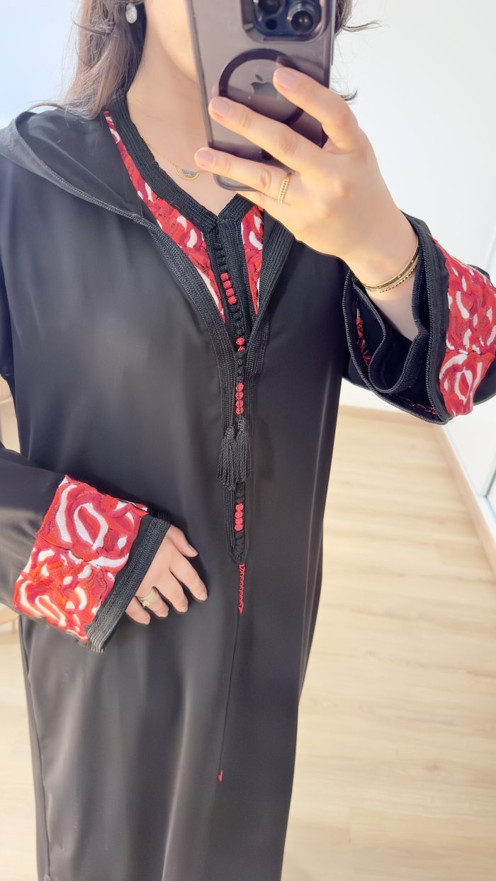 FEMME PORTE UNE DJELLABA EN DEUX PIECES EN COULEURS NOIR ET BRODERIES EN COULEURS ROUGE ET BEIGE DE LA MARQUE SAPHIR CAFTAN