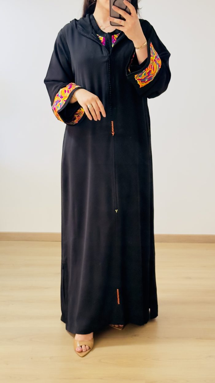 FEMME PORTE UNE DJELLABA EN DEUX PIECES EN COULEURS NOIR ET BRODERIES COLOREES DE LA MARQUE SAPHIR CAFTAN