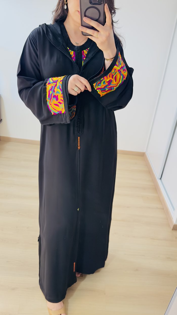 FEMME PORTE UNE DJELLABA EN DEUX PIECES EN COULEURS NOIR ET BRODERIES EN COULEURS ROUGE ET BEIGE DE LA MARQUE SAPHIR CAFTAN