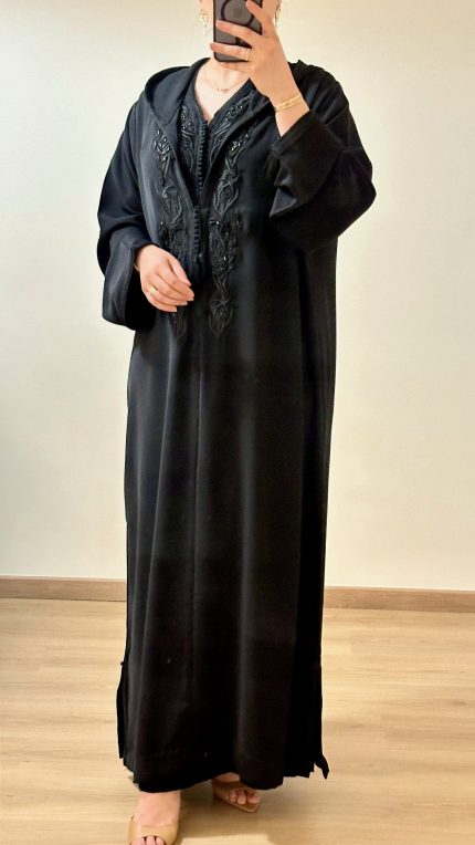 femme qui porte une djellaba kmiss RAZANE en noir de la marque sAPHIR CAFTAN