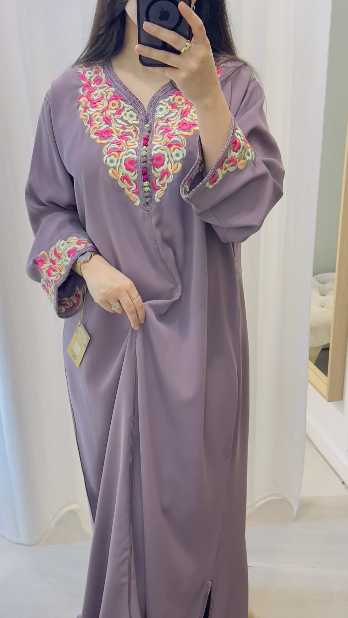 femme qui porte un kmiss/robe traditionnelle marocaine avec ds broderies en une seule pièce couleur mauve