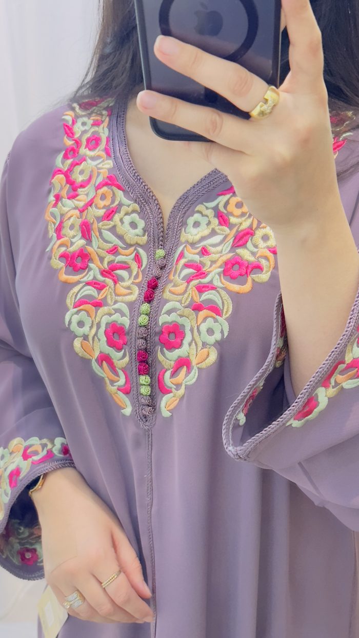 femme qui porte un kmiss/robe traditionnelle marocaine avec ds broderies en une seule pièce couleur mauve