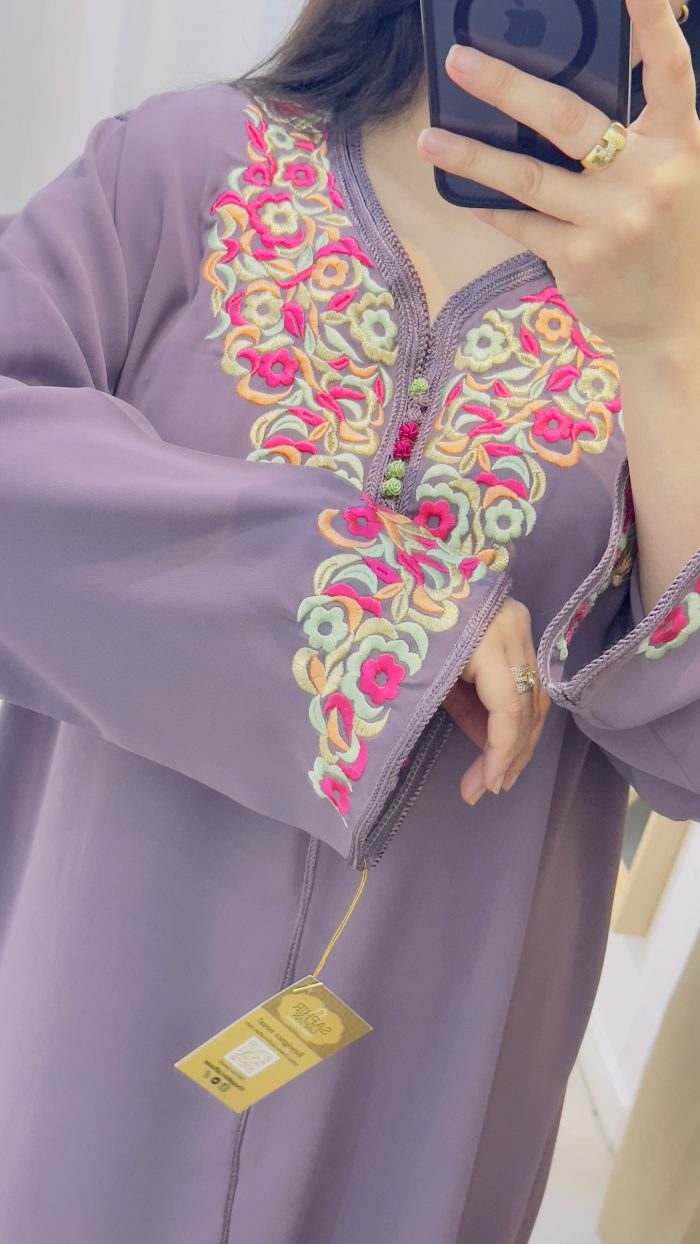 femme qui porte un kmiss/robe traditionnelle marocaine avec ds broderies en une seule pièce couleur mauve