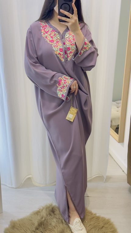 femme qui porte un kmiss/robe traditionnelle marocaine avec ds broderies en une seule pièce couleur mauve