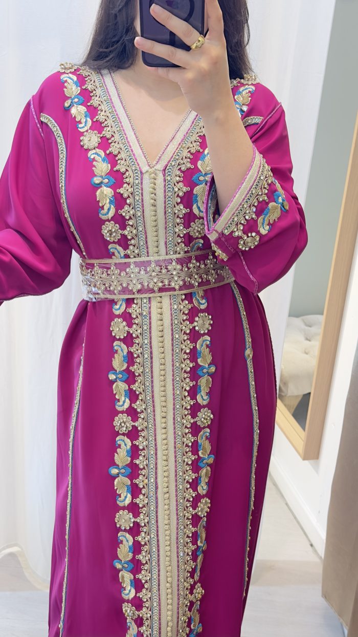 CAFTAN marocain BRODé ET PERLé de couleur fuchsia avec ceinture