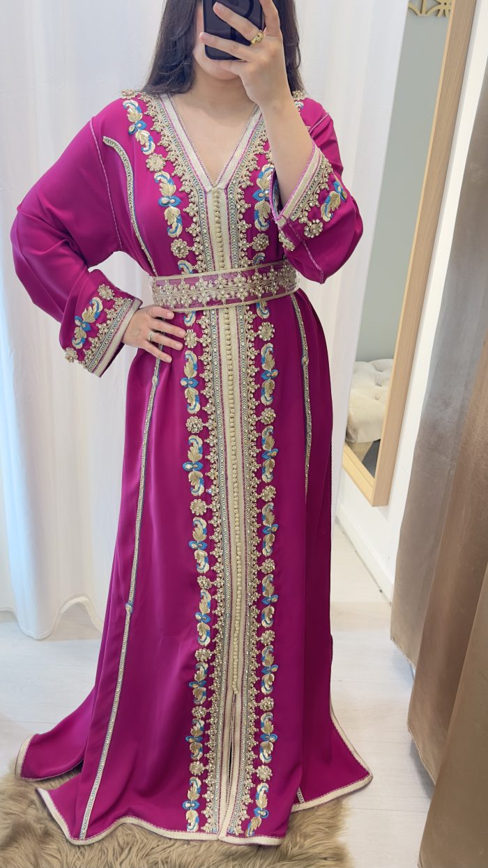 CAFTAN marocain BRODé ET PERLé de couleur fuchsia avec ceinture