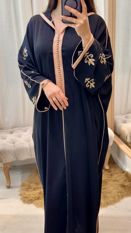 femme qui porte une robe: djellaba noir avec broderies colorées