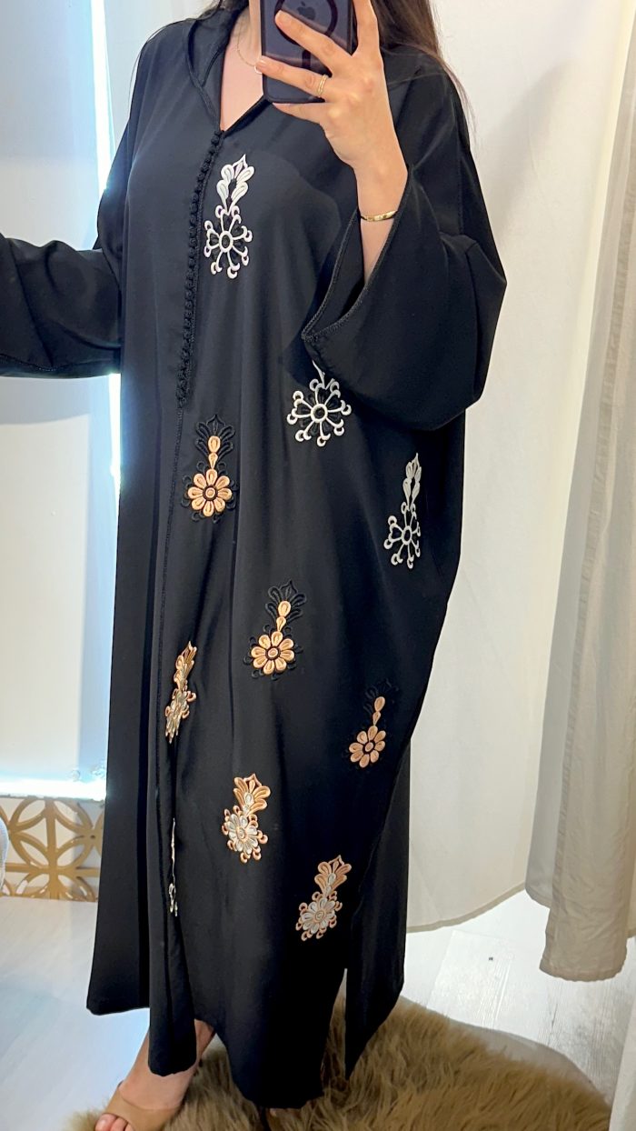 femme qui porte une robe: djellaba noir avec broderies colorées