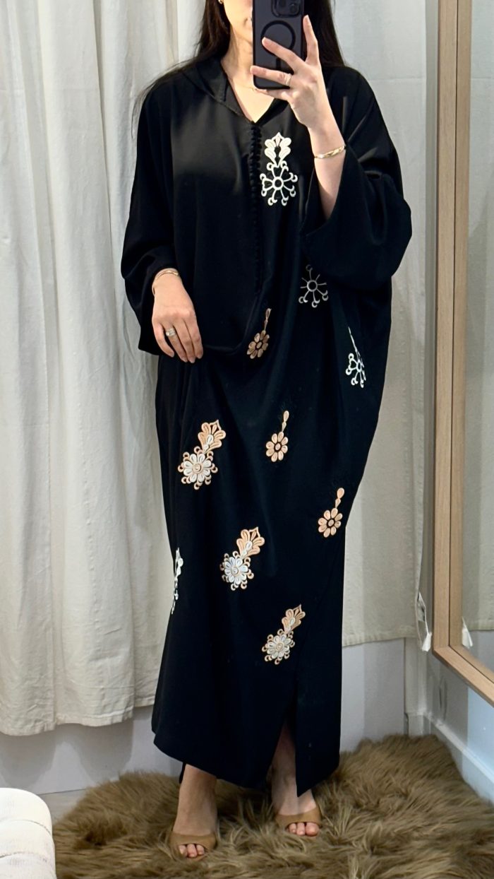 femme qui porte une robe: djellaba noir avec broderies colorées