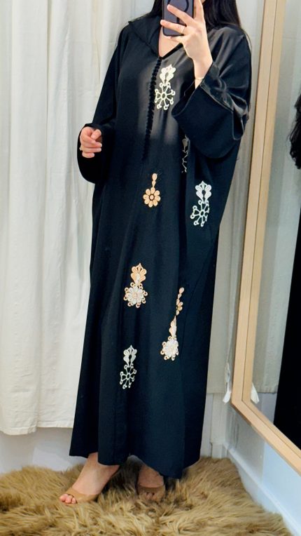 femme qui porte une robe: djellaba noir avec broderies colorées