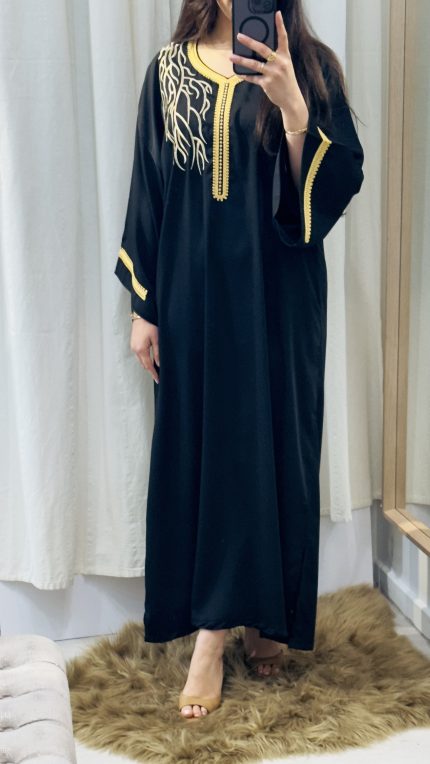 femme qui porte une robe noir traditionnelle