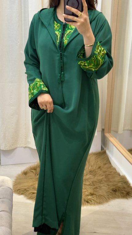 FEMME QUI PORTE UNE DJELLABA VERTE