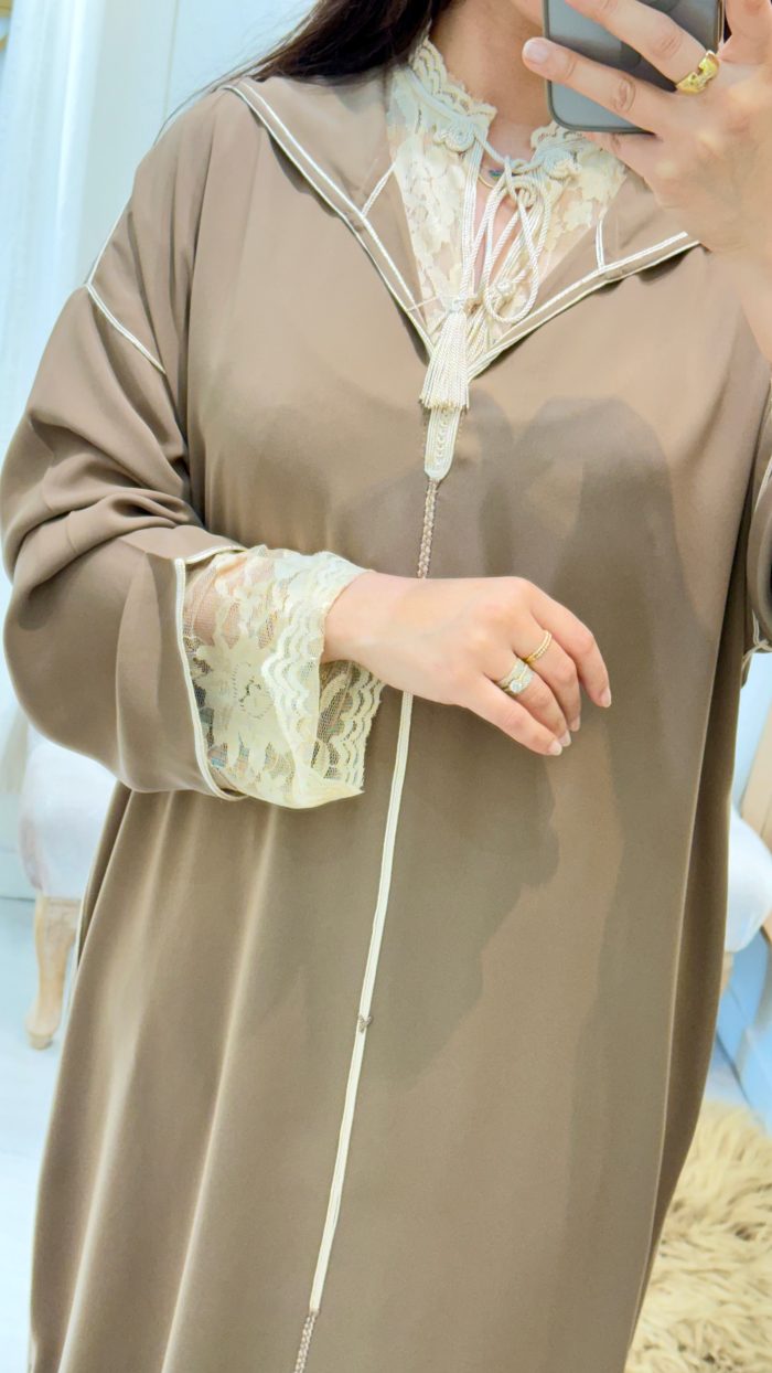 mannequin qui porte une DJELLABA KMISS EN DENTELLE ET CRêpe