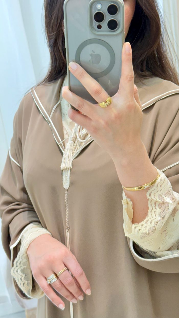 mannequin qui porte une DJELLABA KMISS EN DENTELLE ET CRêpe