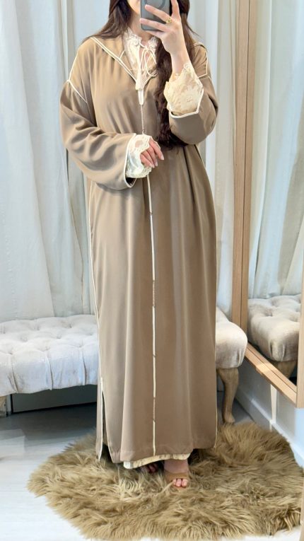 mannequin qui porte une DJELLABA KMISS EN DENTELLE ET CRêpe