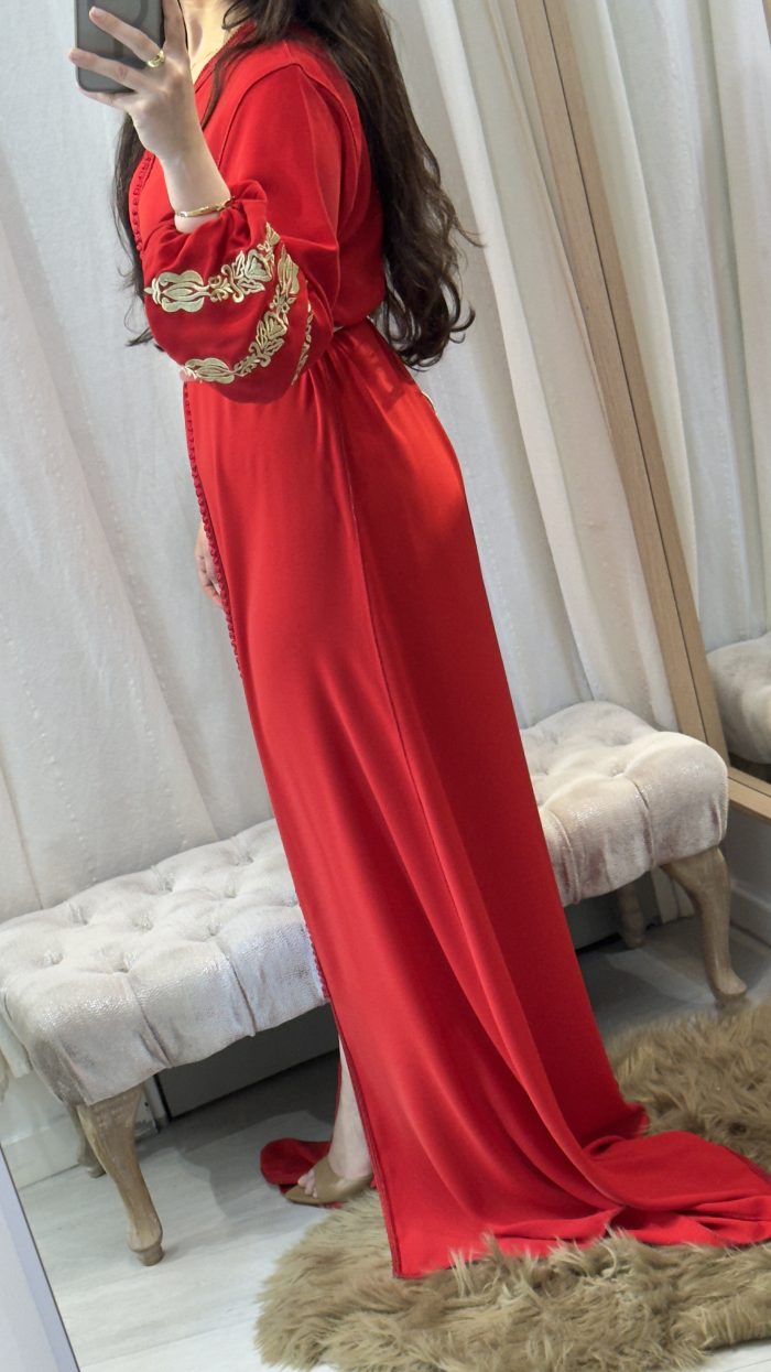 caftan-rouge-brode-dore-manches-bouffantes-saphir-caftan.jpg