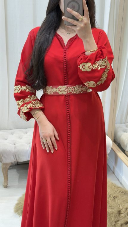 Caftan marocain rouge brodé doré à la main avec manches bouffantes et ceinture assortie – Saphir Caftan