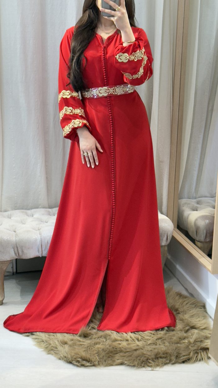 Caftan marocain rouge brodé doré à la main avec manches bouffantes et ceinture assortie – Saphir Caftan