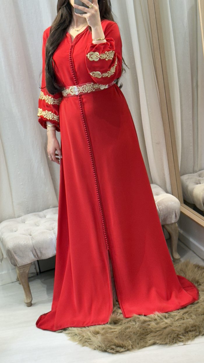 Caftan marocain rouge brodé doré à la main avec manches bouffantes et ceinture assortie – Saphir Caftan