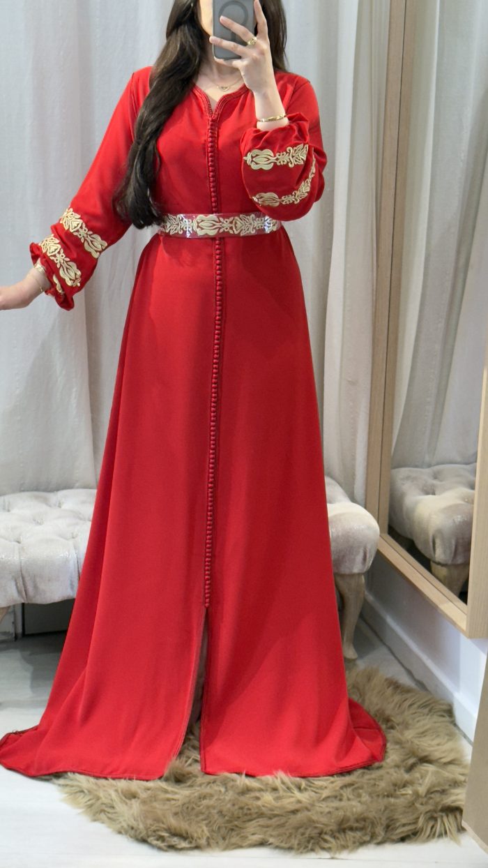 Caftan marocain rouge brodé doré à la main avec manches bouffantes et ceinture assortie – Saphir Caftan