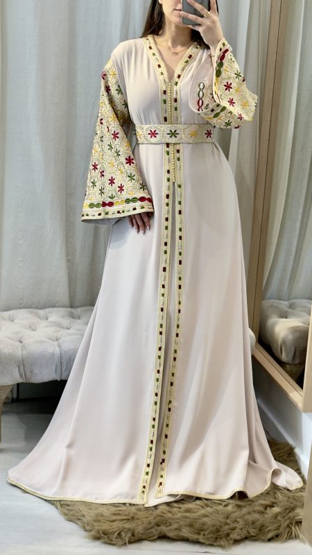 accueil 10 Caftan marocain crème avec broderies multicolores et ceinture assortie porté par une femme – manches larges brodées à la main.