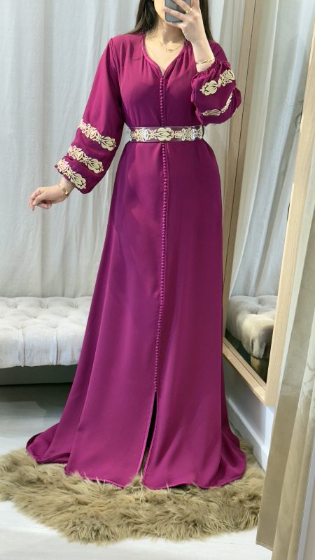 Robe/caftan violette avec ceinture avec broderies dorées