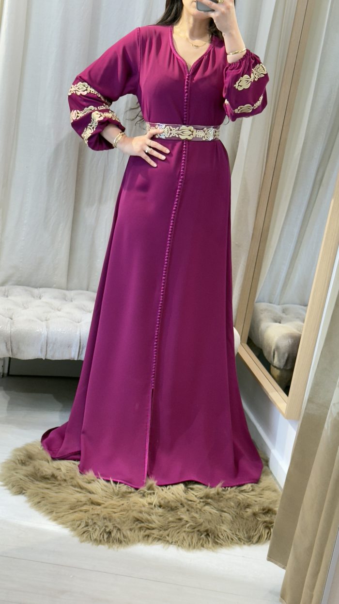 Robe/caftan violette avec ceinture avec broderies dorées